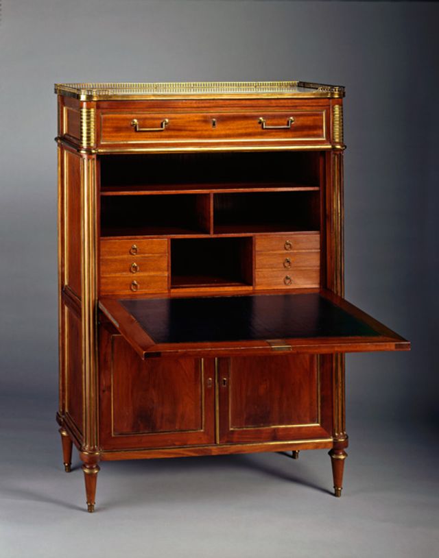 An image of Dove's mahogany desk.