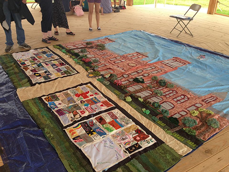 Splash Image - Experience the Smithsonian AIDS Memorial Quilt Panel