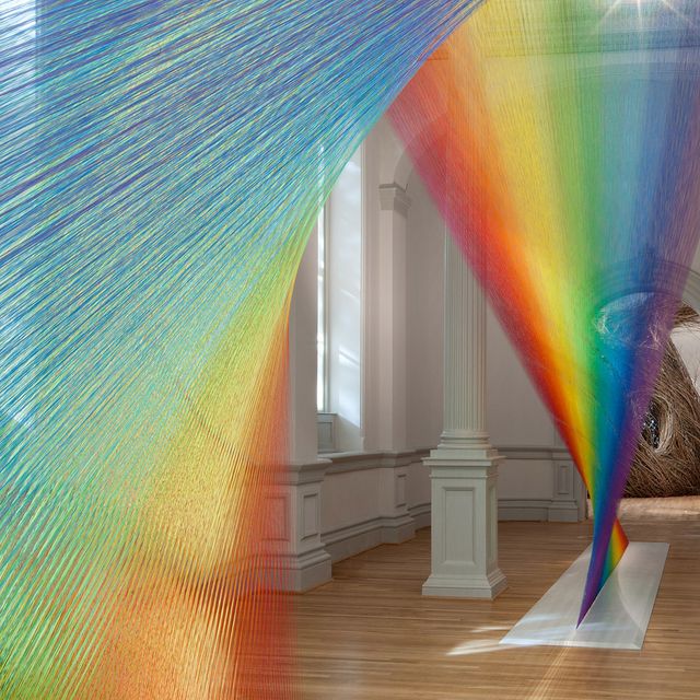 A gallery shot of Gabriel Dawe's rainbow sculpture. 