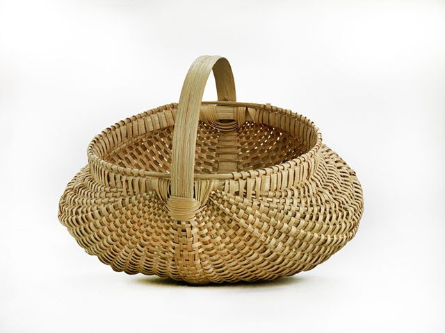 A basket that's similar to a kidney bean with a small handle.